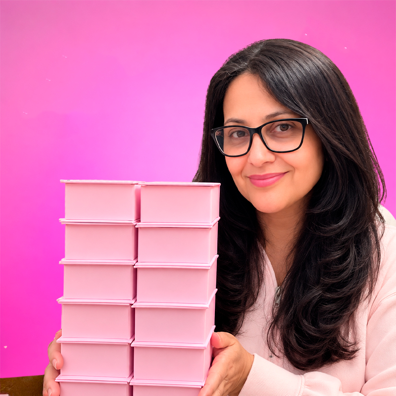 Eugenia mostrando os materiais certos para caixas personalizadas